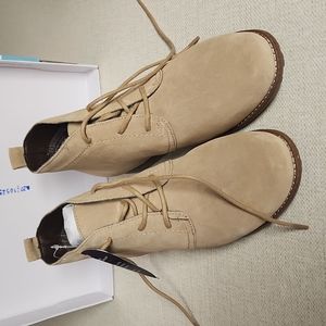 Chukka Auburn Ankle Boots size 8.5 w Lt tan suede
